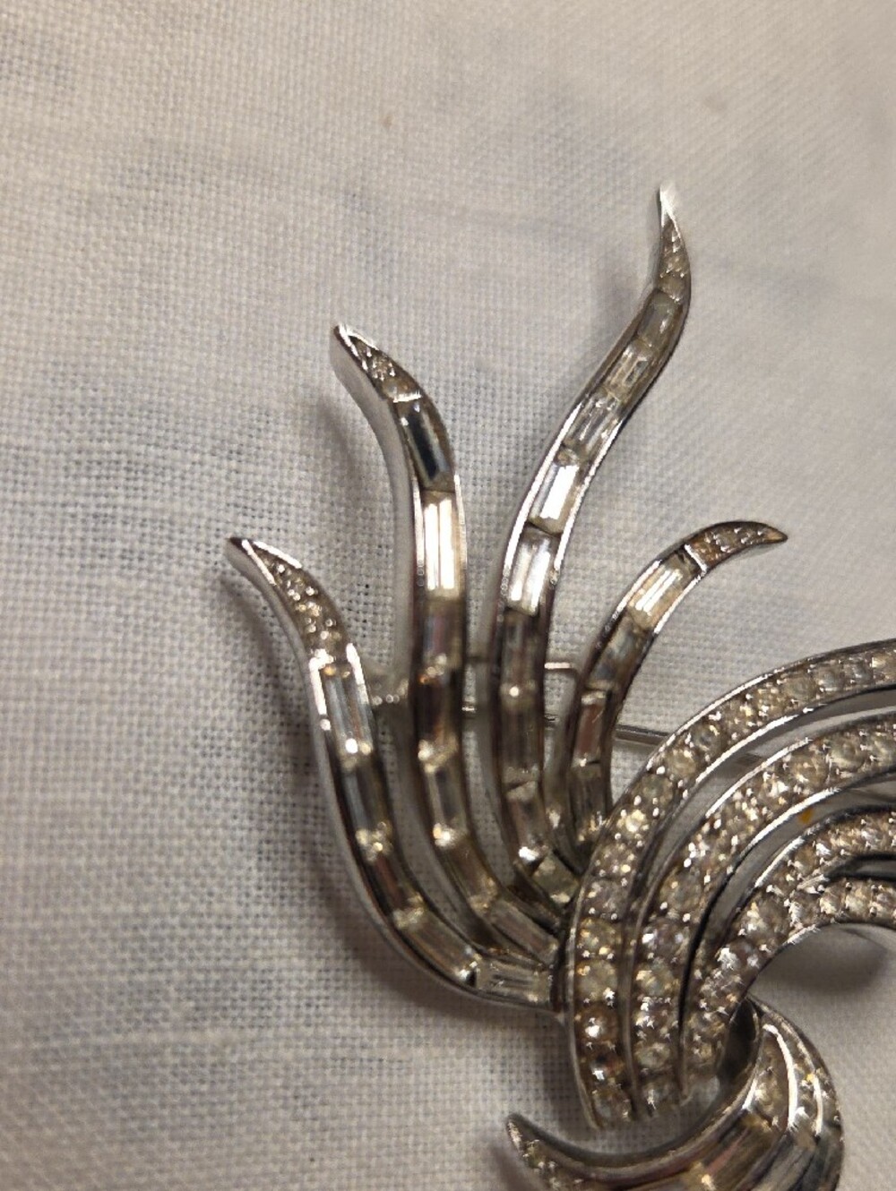 CROWN TRIFARI Vintage 1950 Rhodium Plated Crystals Brooch "Royal Plume" - Picture 2 of 5